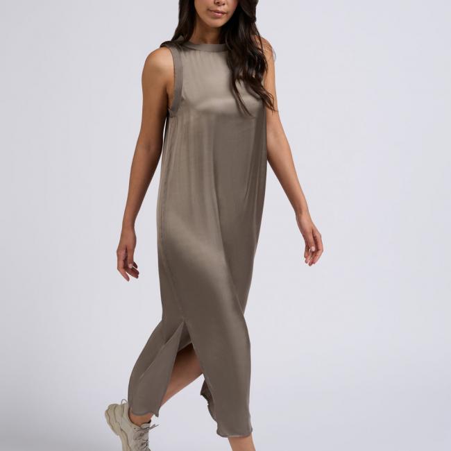 Robe satinée sans manches avec détails côtelés
