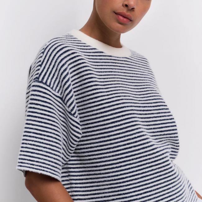 Pull duveteux à rayures et manches courtes