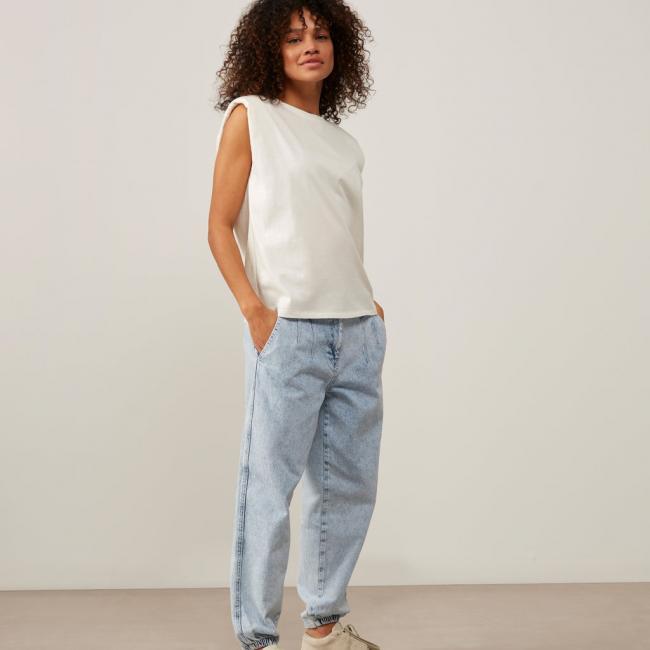 Jean taille haute, avec poches, zip et coutures apparentes