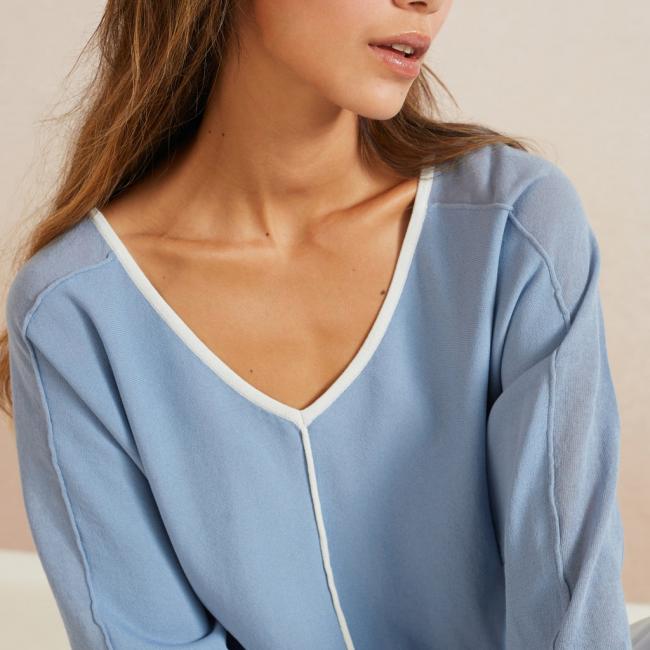 Un pull col V, manches chauve-souris longues