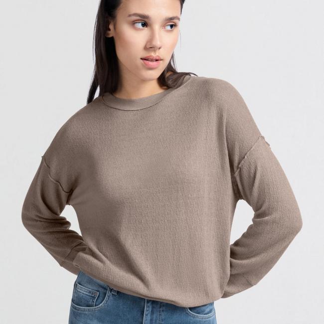 Pull marron clair à col rond et coutures subtiles