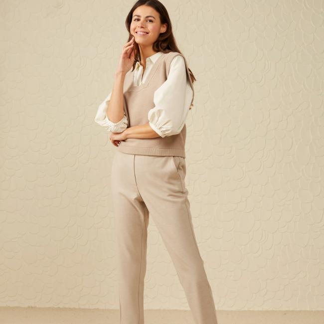 Chemise à col, demi-manches bouffantes et boutonnage caché