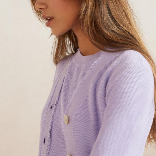 Un cardigan texturé col V, demi-manches et boutons
