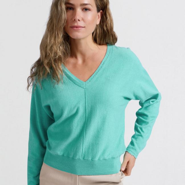 Pull doux avec col en V et manches chauve-souris