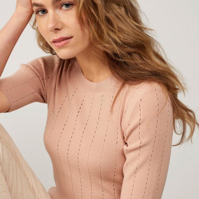 Pull en pointelle, col ras, manches courtes, près du corps