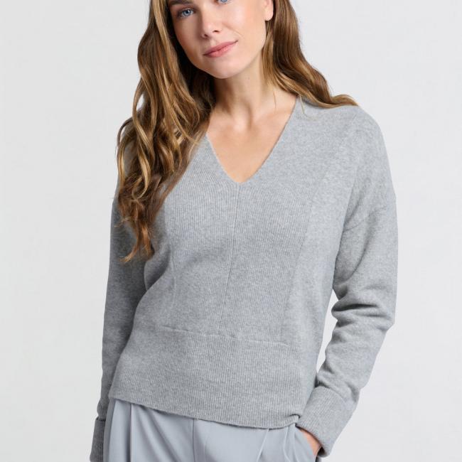 Pull doux col V profond et maille côtelée en finition