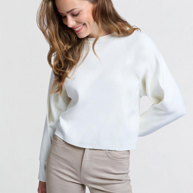 Pull crème avec coutures apparentes et manches larges