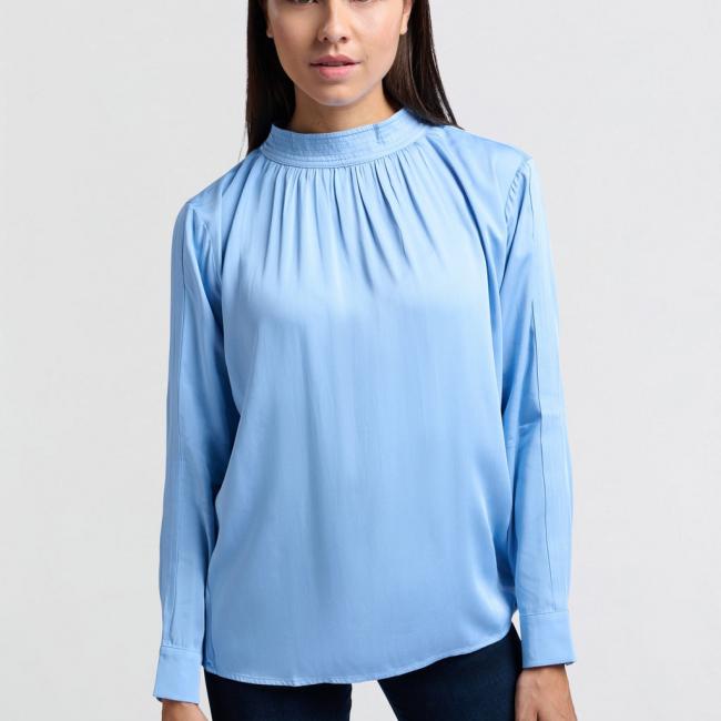Blouse satinée, manches longues, col montant et plissage