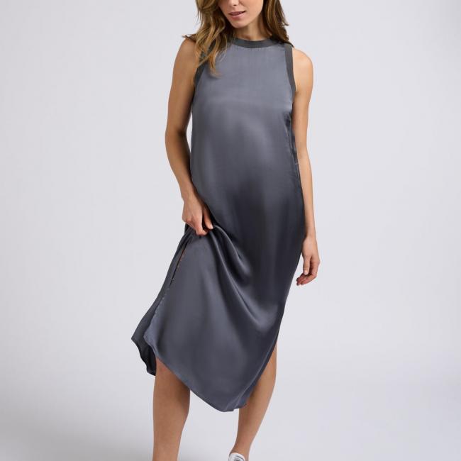 Robe satinée sans manches avec détails côtelés