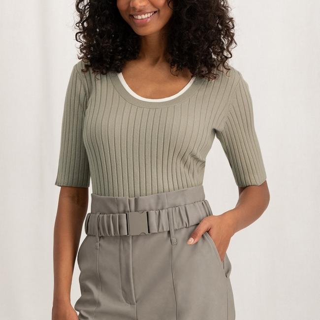 Pull côtelé col rond, à demi-manches et coupe près du corps