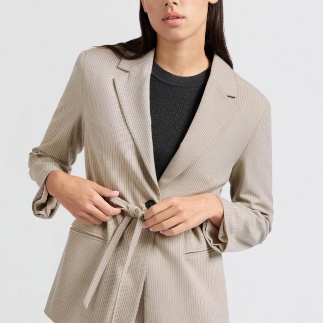 Blazer oversize à fines rayures et ceinture à nouer