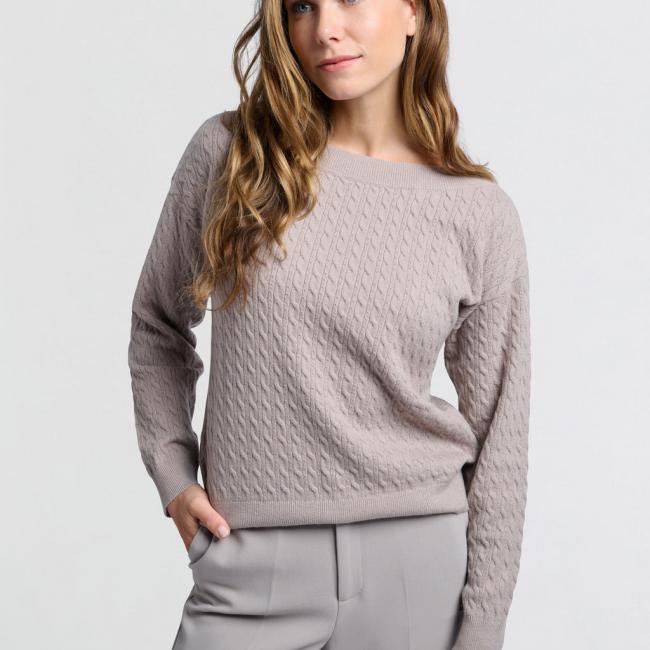 Pull doux col bateau, manches longues et maille torsadée