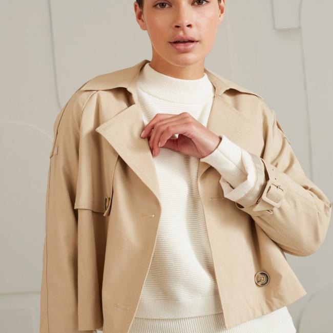 Manteau trench court, manches longues et détails aux épaules
