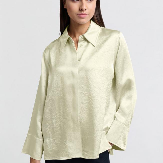 Chemise satinée à manches longues et à couple ample
