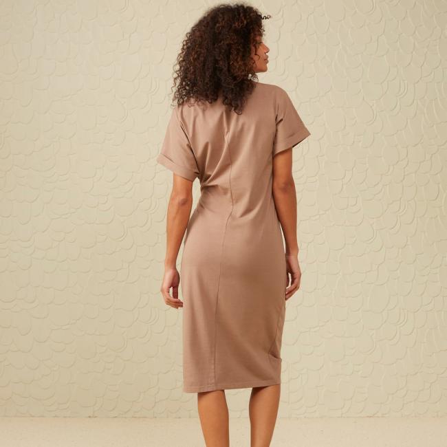 Robe col rond à manches courtes et noeud en détail