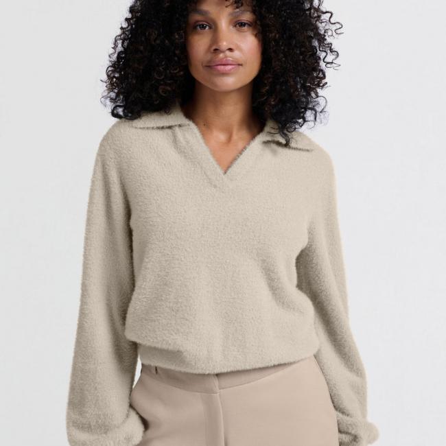 Pull duveteux à col polo classique et encolure en V