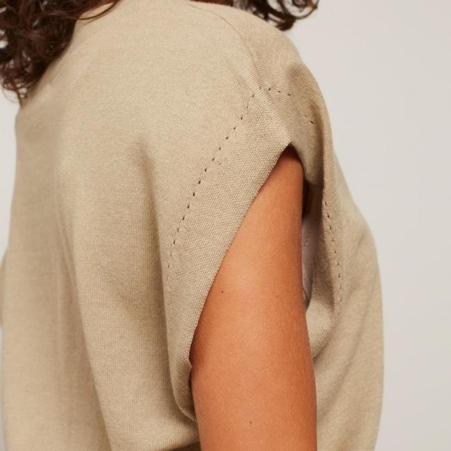 Cardigan sans manches, col V, boutons et détails de couture