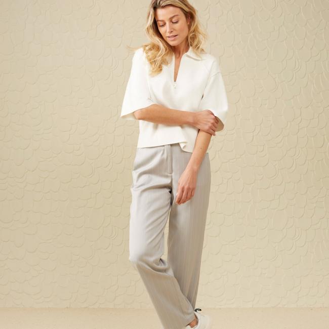 Polo avec zip, demi-manches et coutures apparentes