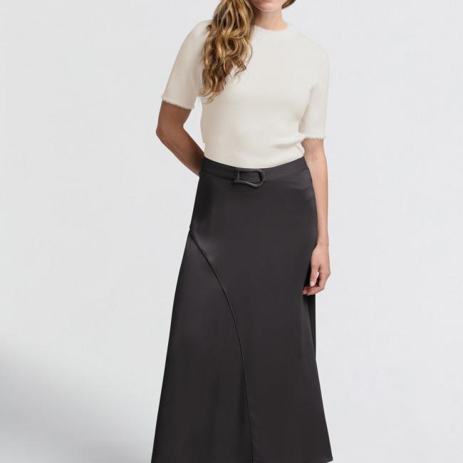 Jupe noire asymétrique, coupe midi avec boucle en finition