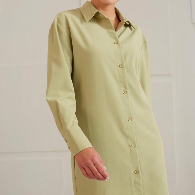 Robe chemise ajustée avec col, manches longues et boutons
