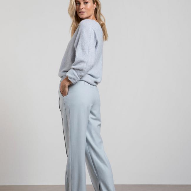 Pantalon à jambe large et longueur d'entrejambe courte
