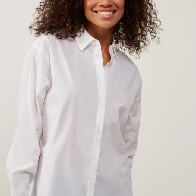 Chemisier classique en popeline dans une coupe oversize