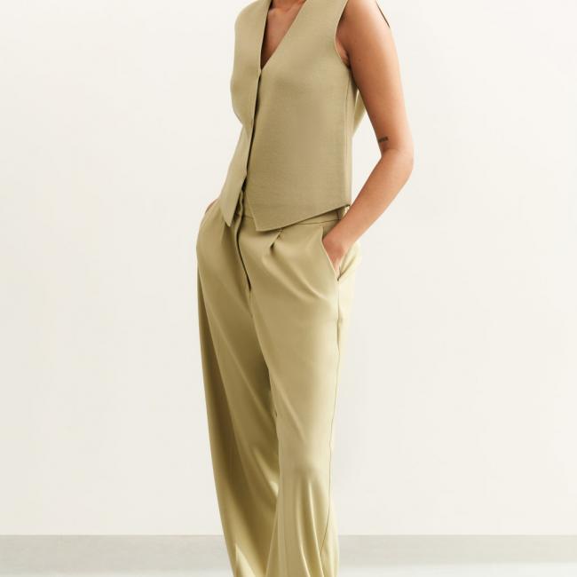Pantalon large à pince et à revers
