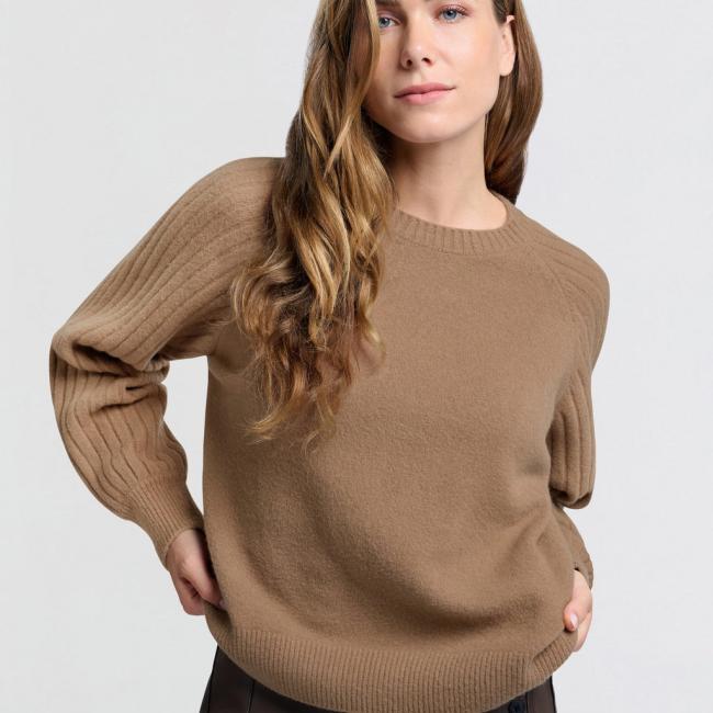 Pull doux en maille côtelée, col rond et manches longues