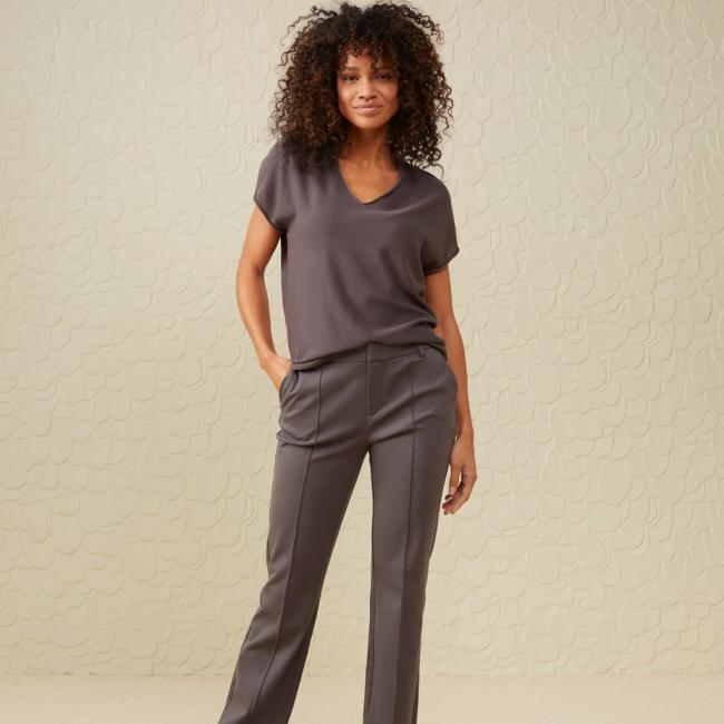 Pantalon en jersey évasé, poches et fente sur les côtés