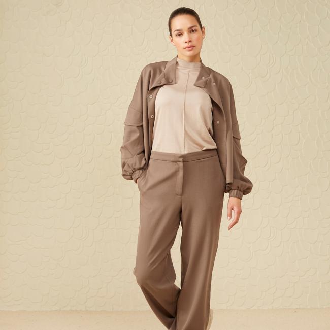 Pantalon taille haute, coupe droite et large, zip et poches