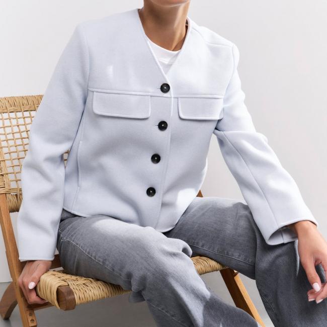 Veste douce courte avec poches poitrine et boutons