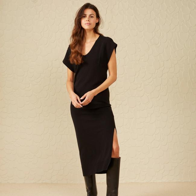 Robe sans manches col V, longueur midi avec fente