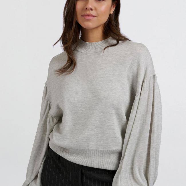 Pull doux oversize à larges manches longues et col montant