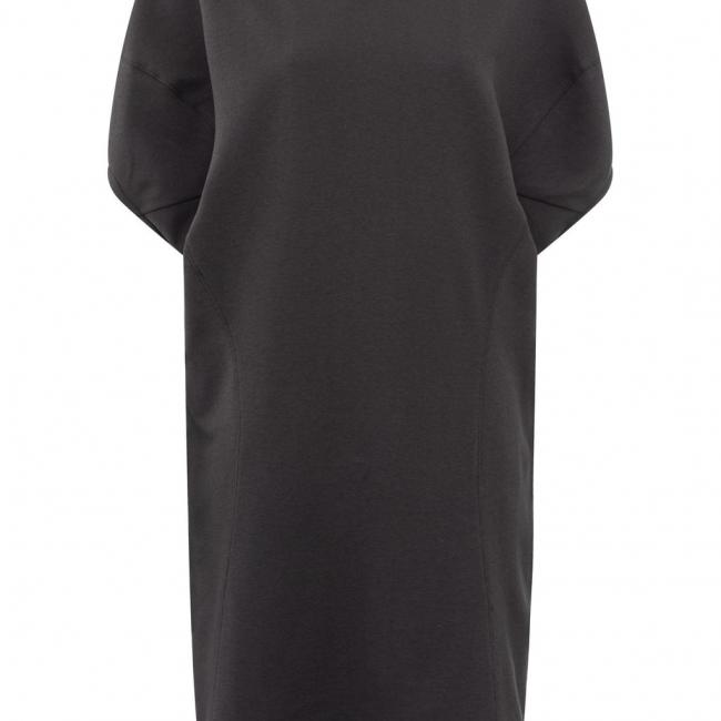 Robe noire, manches courtes et larges, col rond et plis