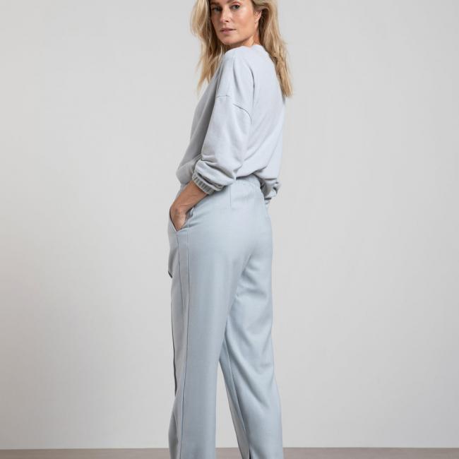 Pantalon à jambe large et longueur d'entrejambe normale
