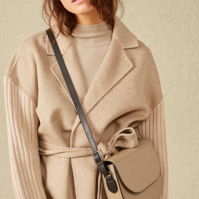 Manteau long avec col, manches en maille et ceinture à nouer
