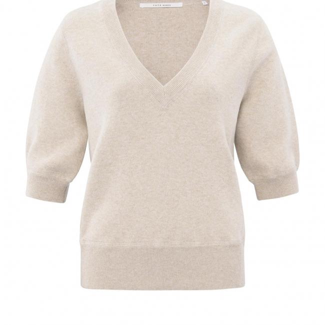 Pull doux col V, demi-manches et détails de couture