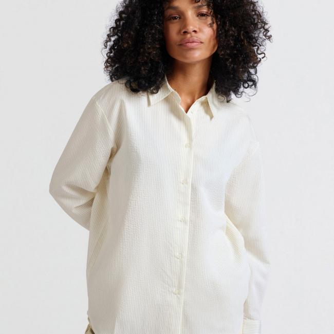 Blouse fluide à fines rayures et coupe décontractée