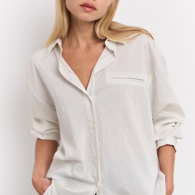 Blouse fluide à fines rayures et coupe décontractée