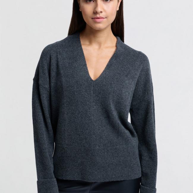 Pull doux col V profond et maille côtelée en finition