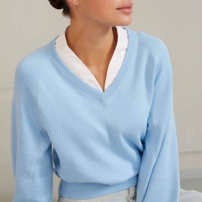 Pull col V, manches longues ballon et coutures apparentes