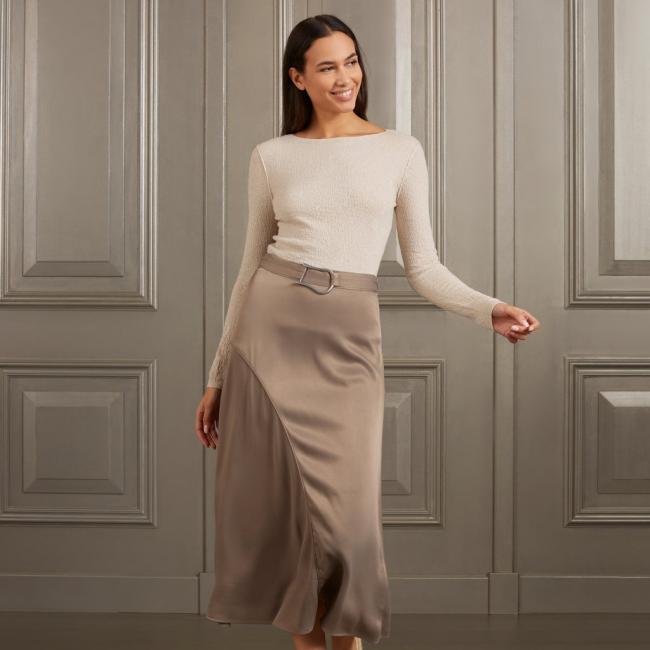 Jupe A-line en satin avec couture asymétrique et ceinture