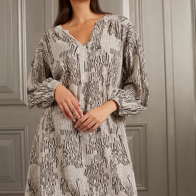 Robe caftan col V, manches longues et imprimé graphique