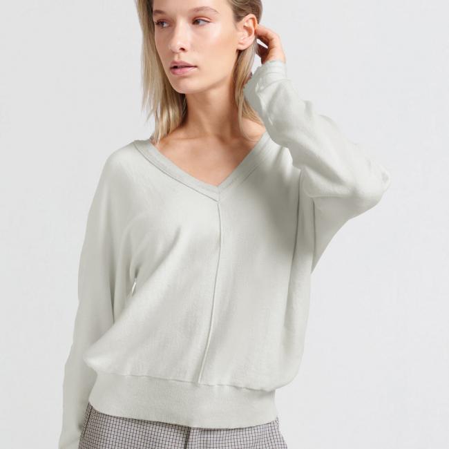Pull doux avec col en V et manches chauve-souris