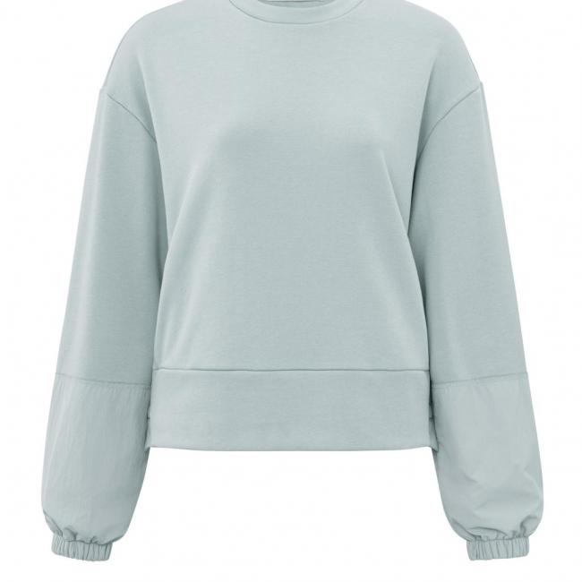 Sweatshirt à col rond, manches longues et boutons décoratifs.
