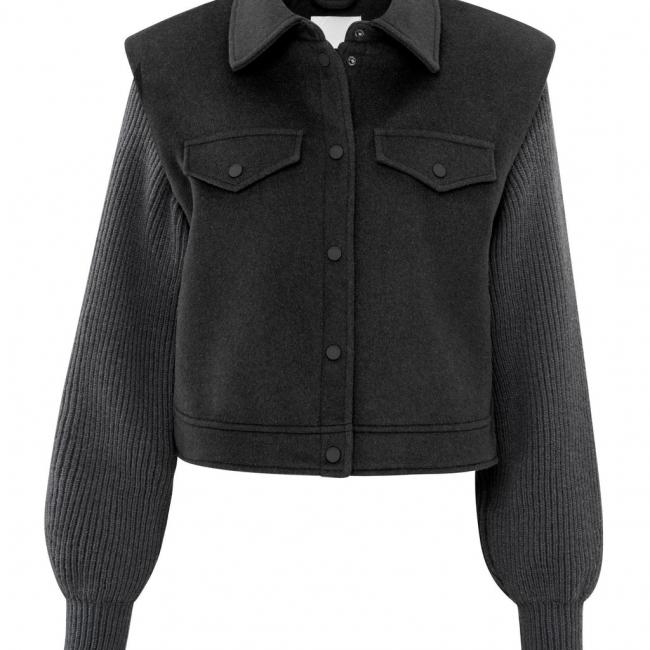 Veste grise foncée à manches longues, col et boutons