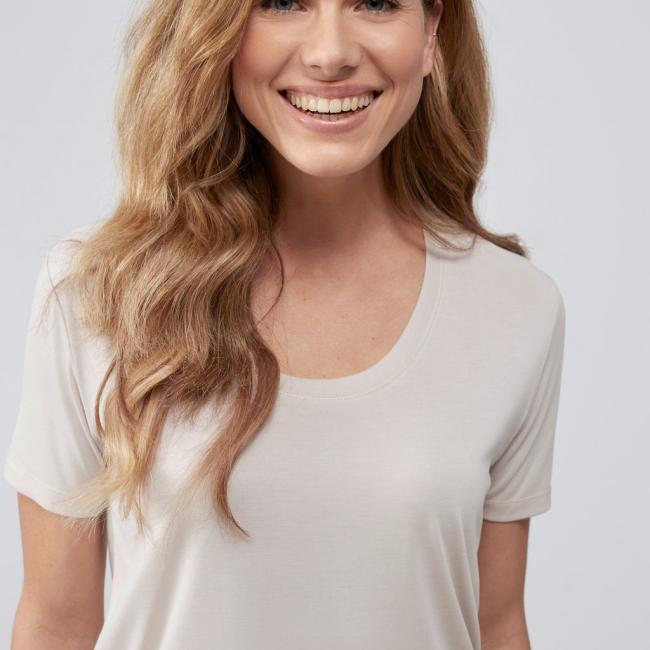 T-shirt simple col rond, manches courtes, coupe droite