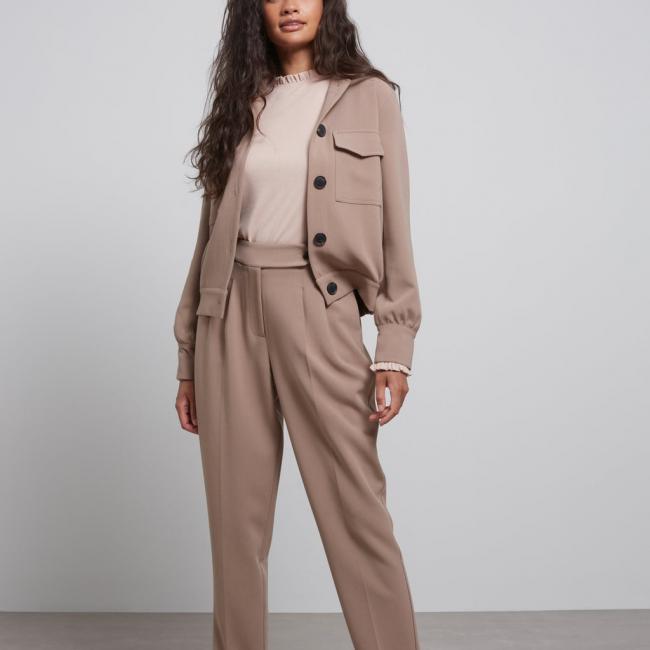 Veste manches longues avec poches de poitrine et boutons